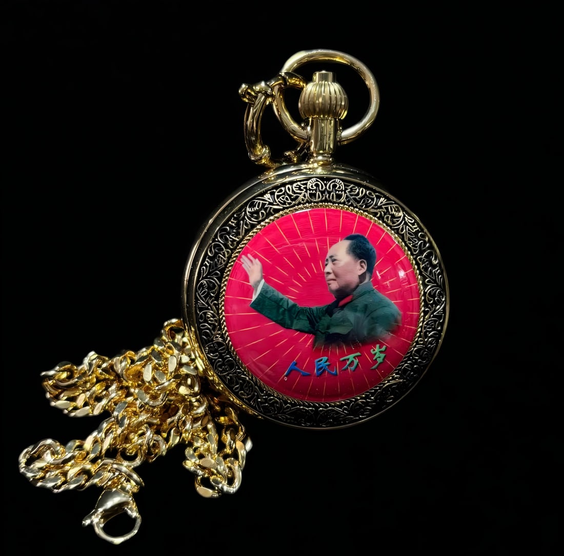 A pocket watch themed on Chairman Mao: Chairman Mao's memorial themed pocket watch SIZE: D:5cm (The Dimensions Of All Batches Are Manually Measured.If You Need More Detailed Information, Please Contact Our Customer Service Before Bidding.)