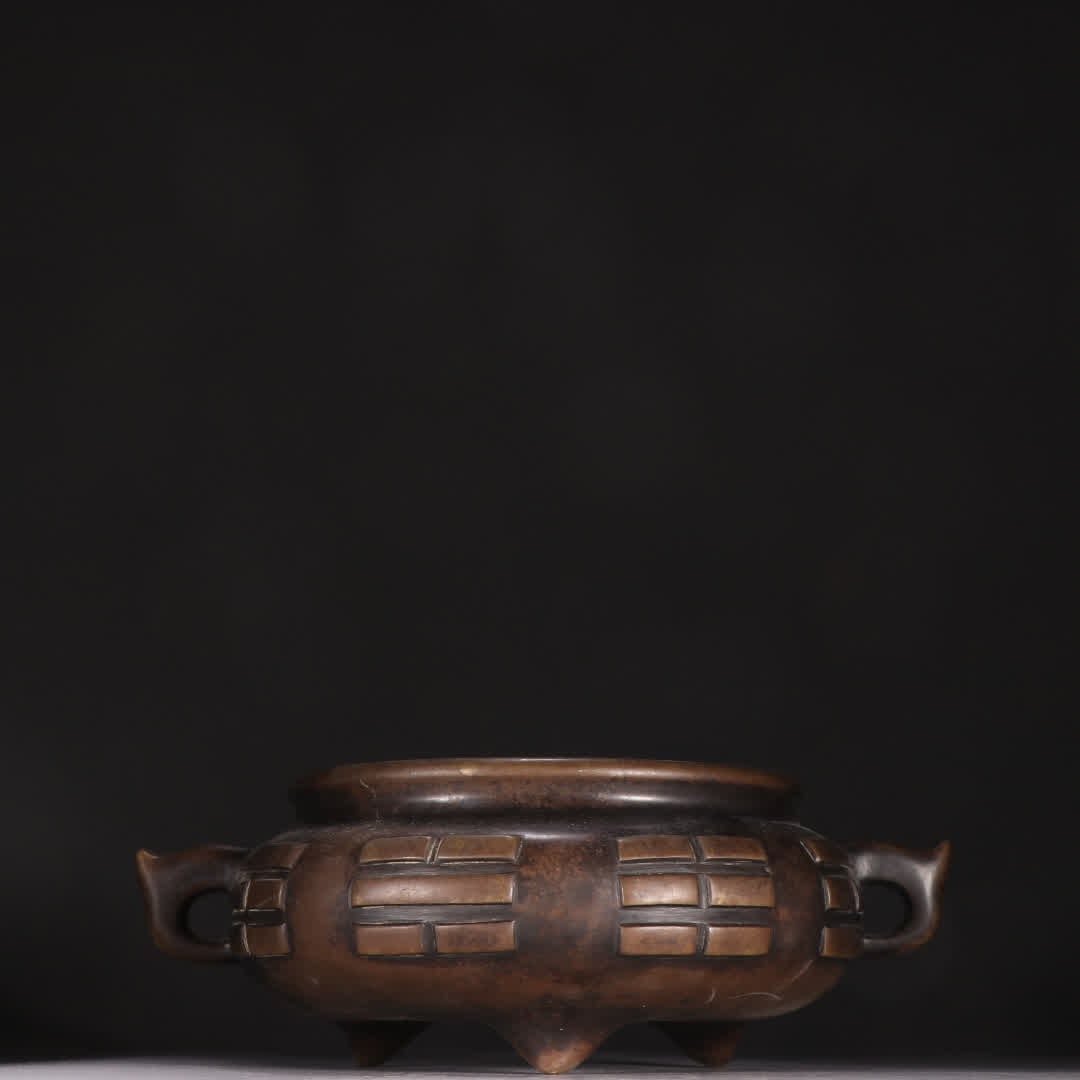 A Qing Dynasty bronze three-legged incense burner: Qing Dynasty bronze three-legged incense burner SIZE: H:7.5cm W:22cm W:2104g (The Dimensions Of All Batches Are Manually Measured.If You Need More Detailed Information, Please Contact Our Customer