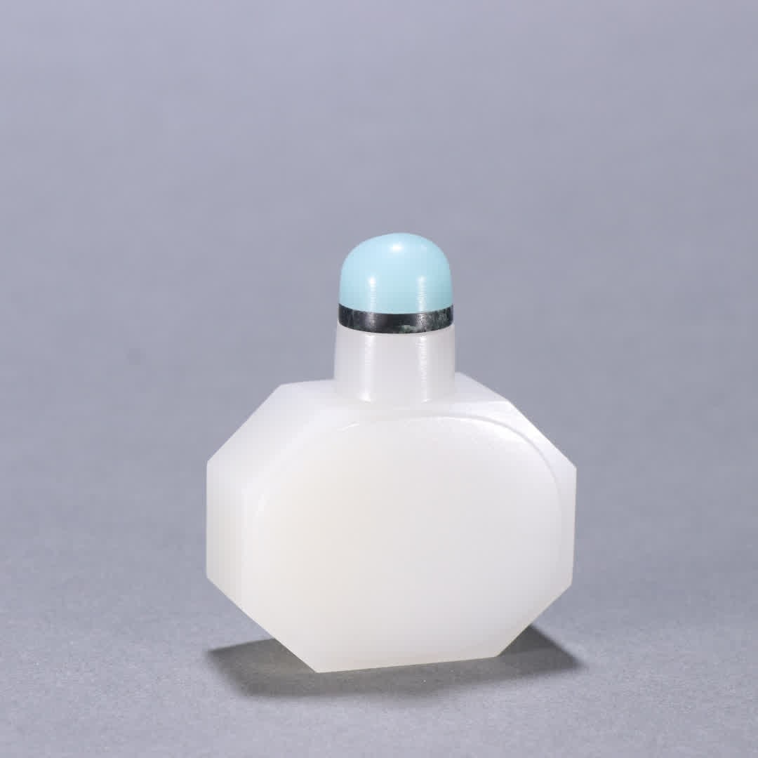 A Qing Dynasty Hetian jade snuff bottle: Qing Dynasty Hetian jade snuff bottle SIZE: H:5.5cm W:4.5cm W:68.4g (The Dimensions Of All Batches Are Manually Measured.If You Need More Detailed Information, Please Contact Our Customer Service Befo