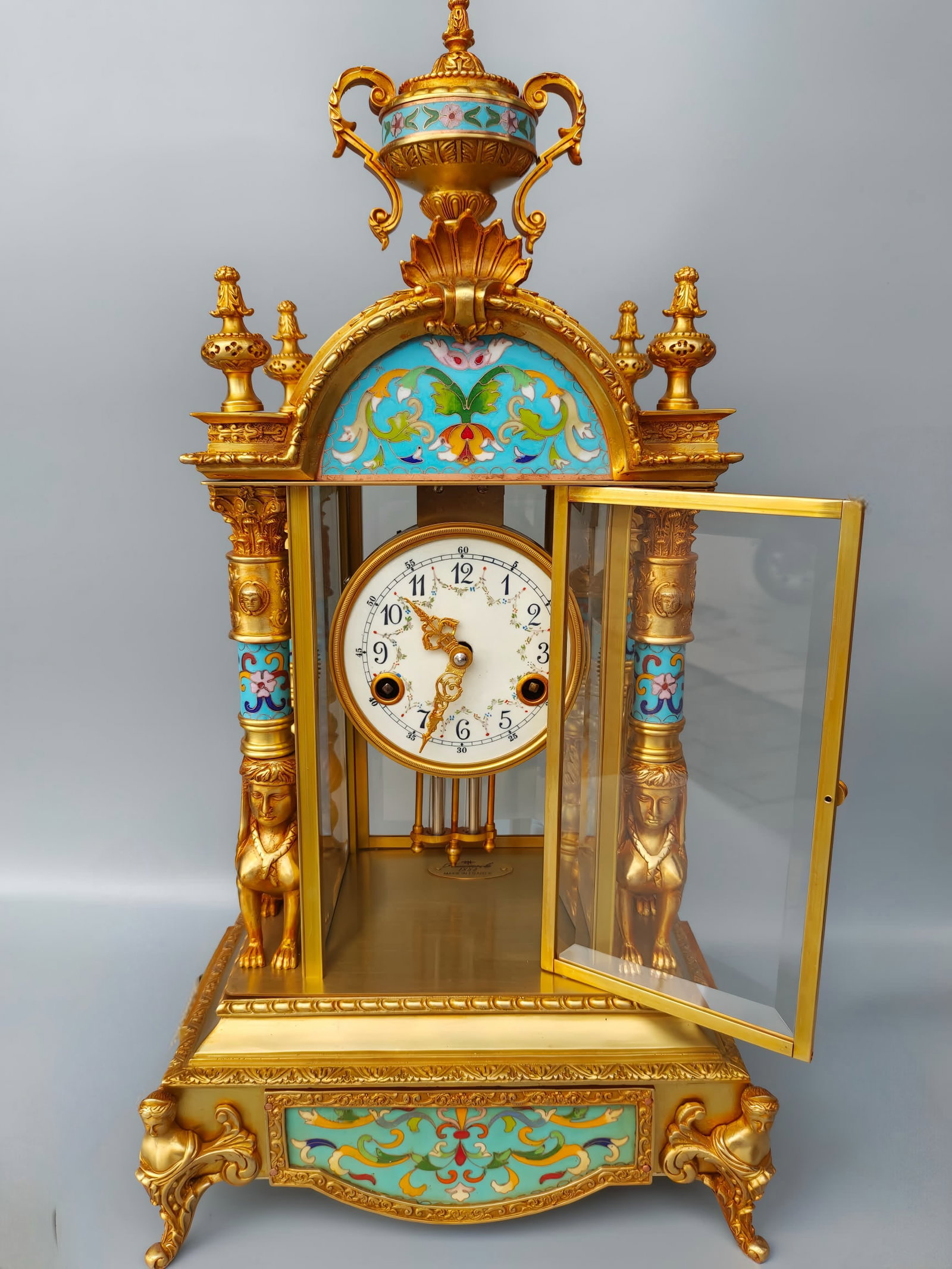 A late Qing dynasty pure copper mechanical gilt hand clock: Late Qing pure copper mechanical gilt hand clock SIZE: 29x22x58cm (The Dimensions Of All Batches Are Manually Measured.If You Need More Detailed Information, Please Contact Our Customer Service Before