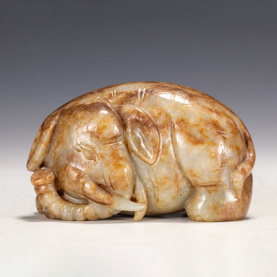 A Qing Dynasty Hetian jade elephant: A Hetian jade elephant from the Qing Dynasty SIZE: L:9cm W:4cm H:5cm W:370g (The Dimensions Of All Batches Are Manually Measured.If You Need More Detailed Information, Please Contact Our Customer Serv