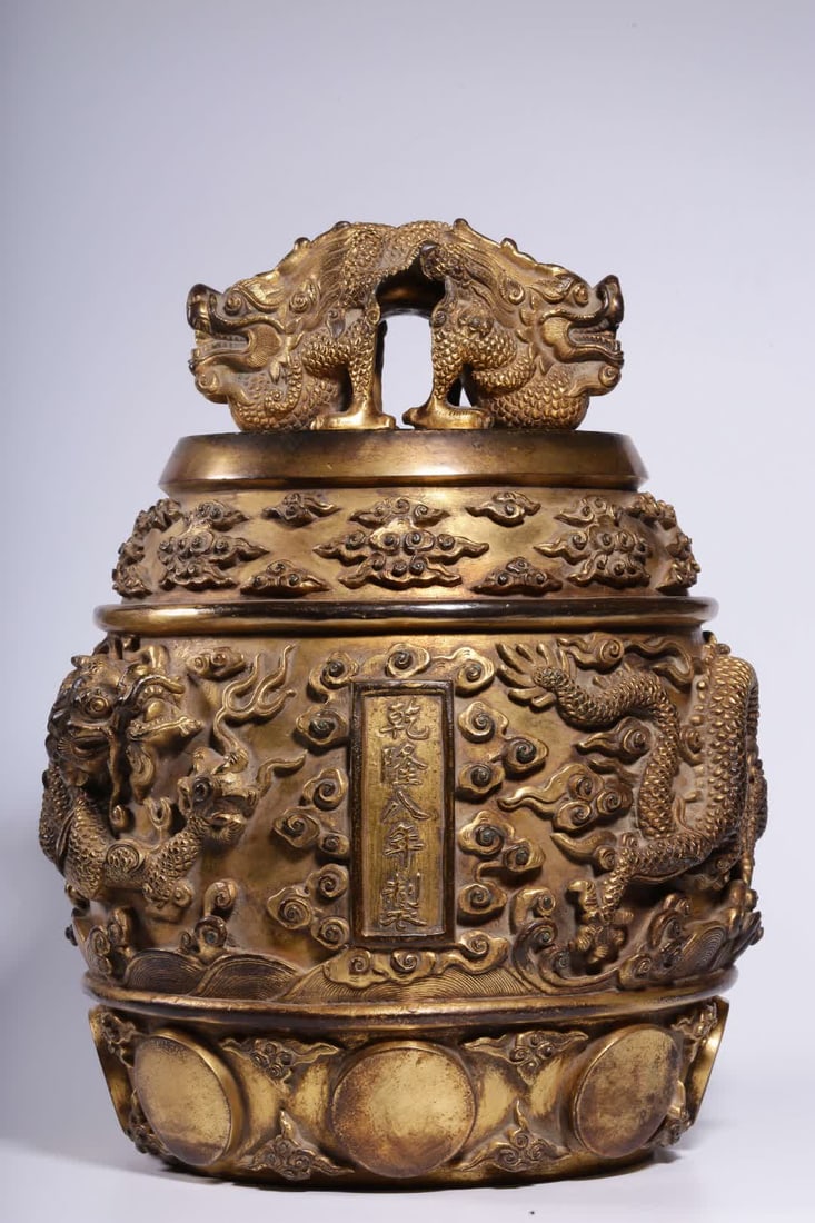 A Qing Dynasty wall clock from the eighth year of Qianlong's reign with gilt cross-dragon knobs and: Qing Dynasty 'Qianlong Year 8 Model' bronze wall clock with gilt cross-dragon knob and cloud dragon pattern SIZE: H: 30.5cm, Diameter 23cm, W: 13.65kg (The Dimensions Of All Batches Are Manually Measu