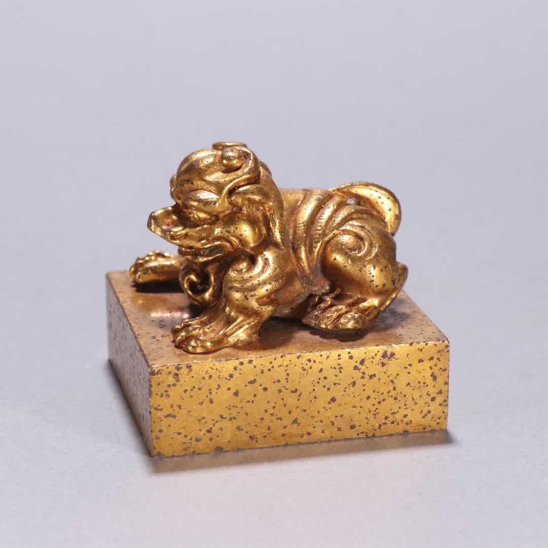 A bronze gilt auspicious beast knob seal (1 of 9)