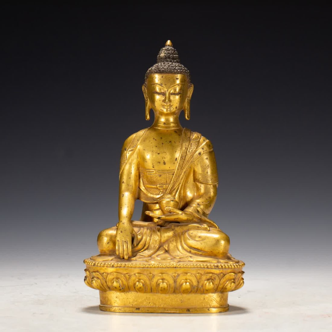 A Qing Dynasty gilt bronze Buddha statue: A gilt bronze Buddha statue from the Qing Dynasty SIZE: L:12.5cm W:9cm H:21cm W:1120g (The Dimensions Of All Batches Are Manually Measured.If You Need More Detailed Information, Please Contact Our