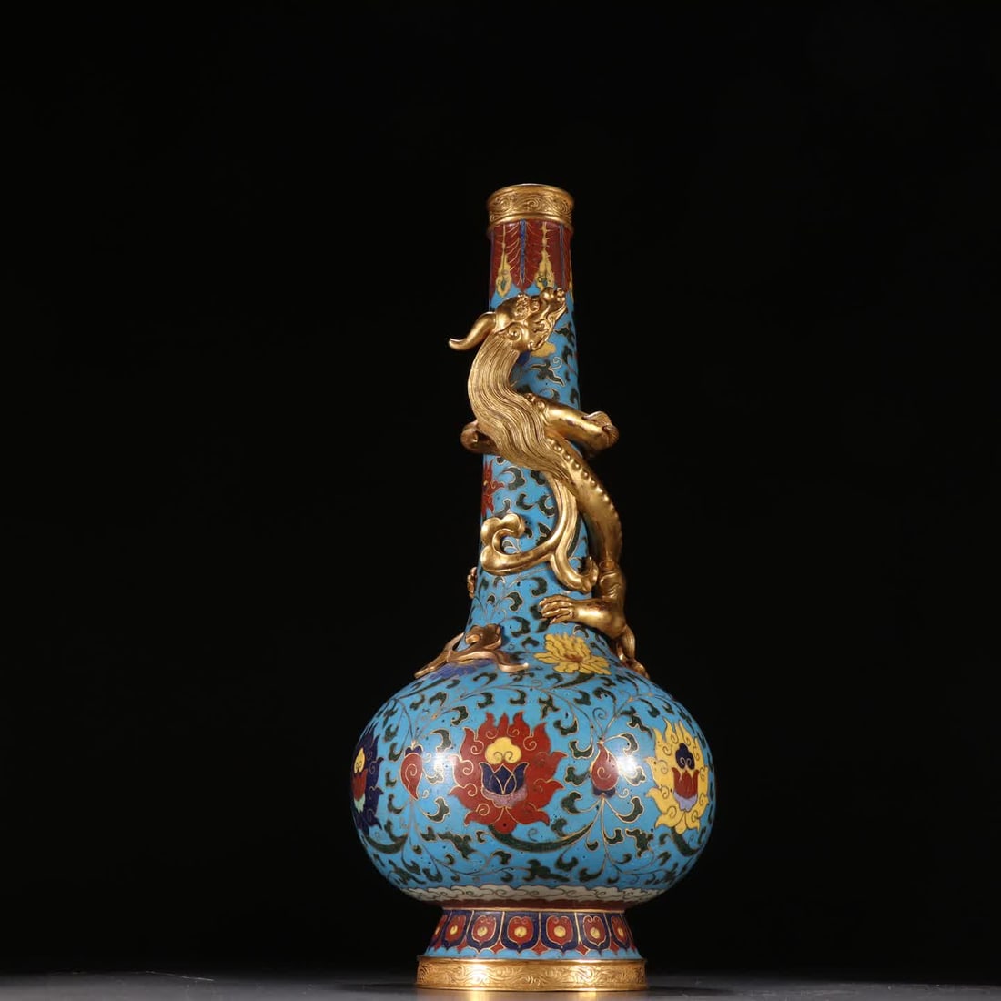 A Ming Dynasty bronze-bodied cloisonne chilong vase: Ming Dynasty copper-bodied cloisonne Chilong vase SIZE: H:28cm W:11.4cm W:1158.2g (The Dimensions Of All Batches Are Manually Measured.If You Need More Detailed Information, Please Contact Our Custome