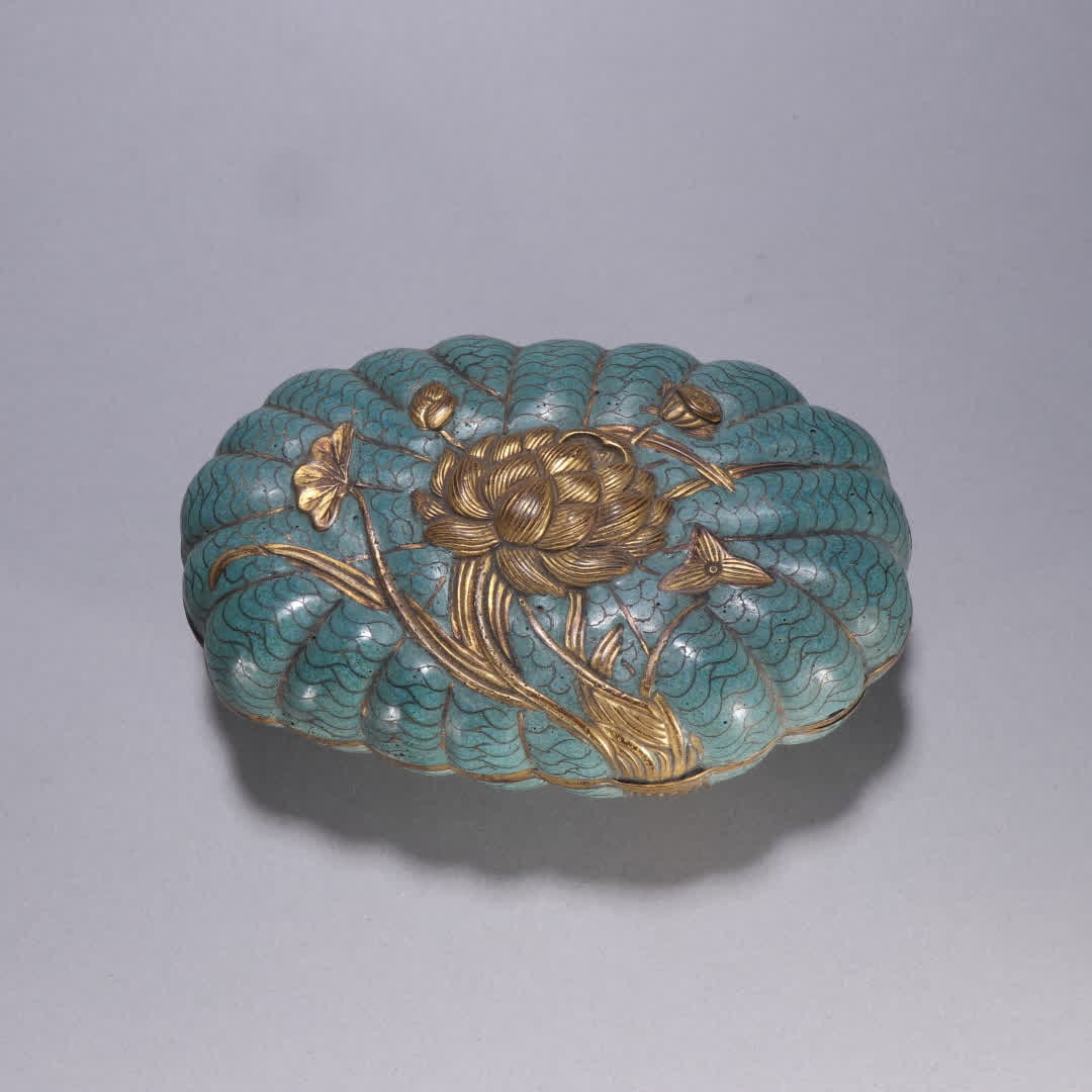 A Qing Dynasty copper gilt cloisonne lotus lotus leaf lid box: Qing Dynasty bronze gilt cloisonne lotus lotus leaf lid box SIZE: H:6.2cm W:18.5cm W:917.1g (The Dimensions Of All Batches Are Manually Measured.If You Need More Detailed Information, Please Contact O