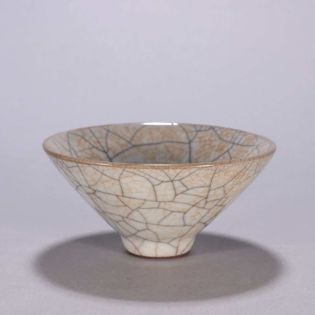 One is a Song Dynasty Ge kiln tea bowl: Song Dynasty Ge kiln tea bowl SIZE: H:5cm W:10.4cm (The Dimensions Of All Batches Are Manually Measured.If You Need More Detailed Information, Please Contact Our Customer Service Before Bidding.)
