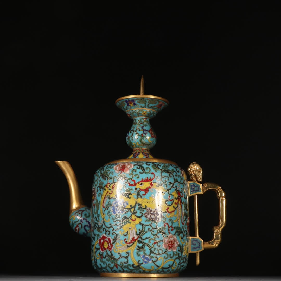 A Qing Dynasty bronze gilt cloisonne with phoenix motif holding a teapot: Qing Dynasty bronze gilt cloisonne blue phoenix pattern ewer SIZE: H:23cm W:19cm W:905.9g (The Dimensions Of All Batches Are Manually Measured.If You Need More Detailed Information, Please Contact Our
