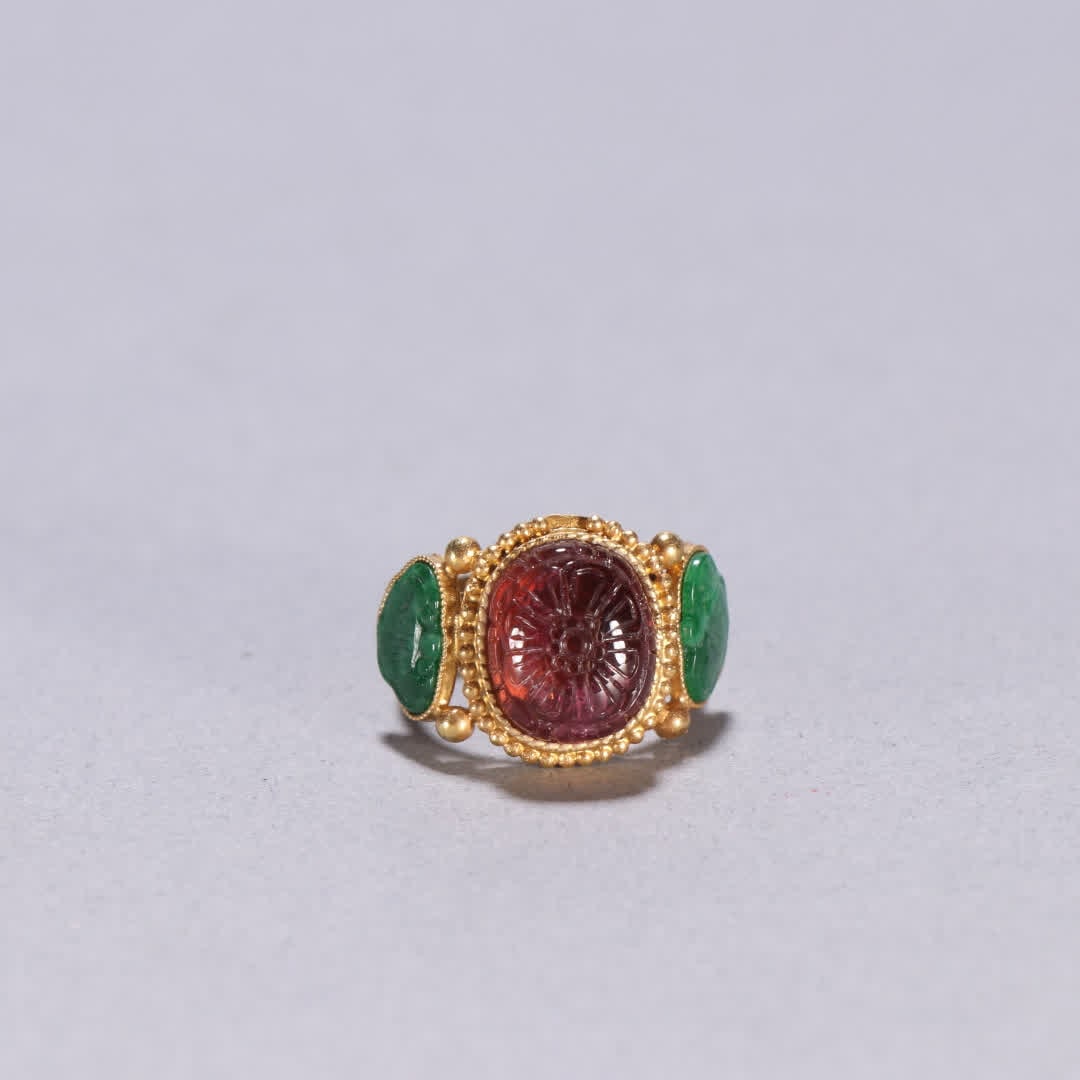 A Qing Dynasty silver gilt inlaid tourmaline patterned ring: Qing Dynasty silver-gilt inlaid tourmaline patterned ring SIZE: Inner diameter 1.6cm W: 6.4g (The Dimensions Of All Batches Are Manually Measured.If You Need More Detailed Information, Please Contact 