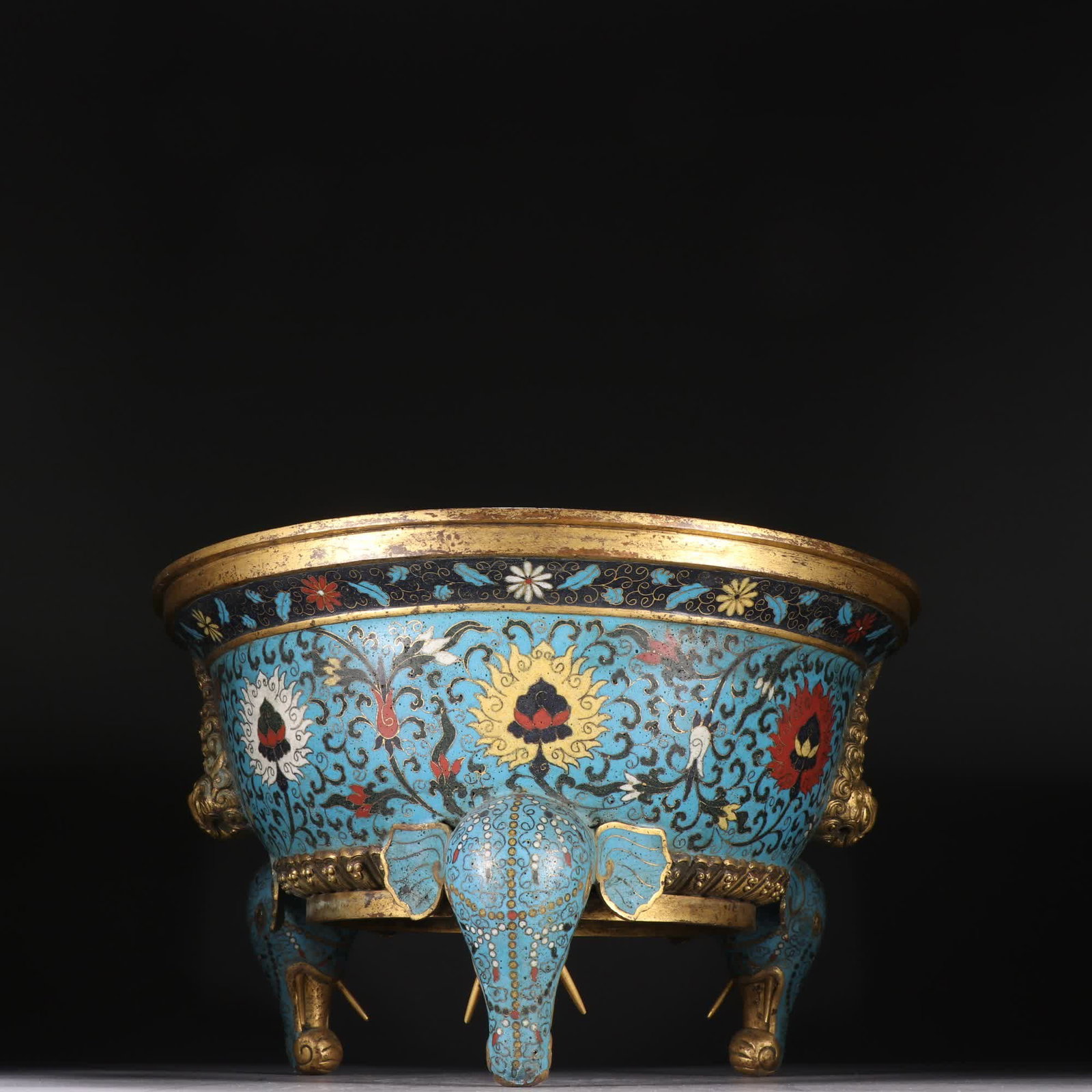 A Ming Dynasty Xuande mark bronze cloisonne incense burner with cloud and crane motifs and elephant: Ming Dynasty Xuande mark bronze gilt cloisonne incense burner with cloud and crane motifs and elephant foot incense burner SIZE: H:18.5cm W:30cm W:3626.9g (The Dimensions Of All Batches Are Manually M