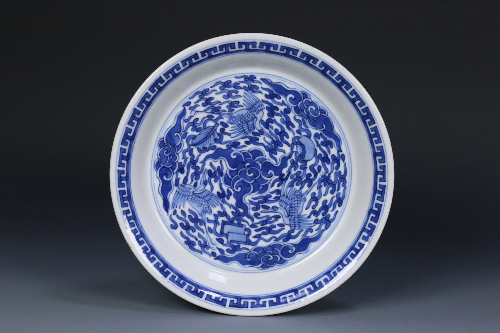 A Qing dynasty Kangxi Xinhai Zhonghe Hall inscription blue-and-white auspicious cloud and crane: Qing Dynasty, Kangxi Xinhai Zhonghe Hall inscription: Blue and white auspicious cloud and crane plate SIZE: 13x2.5cm (The Dimensions Of All Batches Are Manually Measured.If You Need More Detailed Info