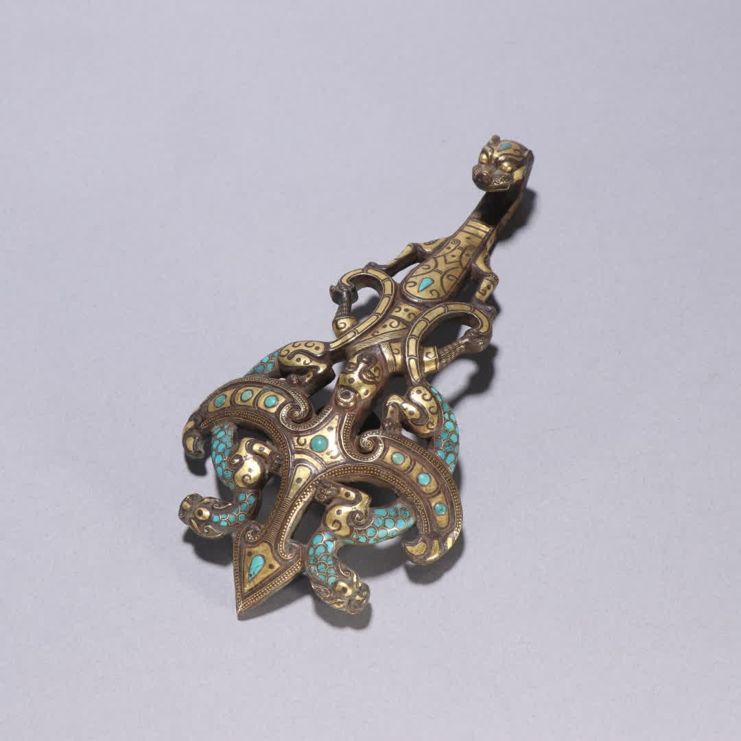 A Han dynasty belt hook with copper inlaid with gold and silver inlaid with turquoise beast patterns: Han Dynasty: Bronze inlaid with gold and silver inlaid turquoise beast-patterned belt hooks SIZE: L:17cm W:8.8cm W:326.6g (The Dimensions Of All Batches Are Manually Measured.If You Need More Detailed