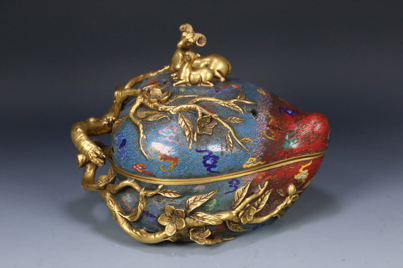 A Qing dynasty Qianlong period cloisonne lamb-knob bat floral peach lid box made during the Qing: Qing Dynasty Qianlong period Cloisonne lamb-knob bat floral longevity peach lid box SIZE: 26x22x19.7cm W:5915g (The Dimensions Of All Batches Are Manually Measured.If You Need More Detailed Informatio