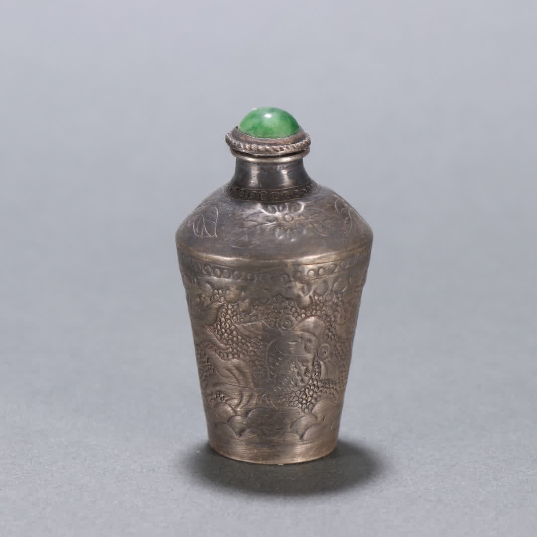 A Qing Dynasty sterling silver "Year After Year, There Are Fish" snuff bottles: Qing Dynasty pure silver "Year After Year, There Are Fish" snuff bottles SIZE: H:5.3cm W:2.9cm W:14.1g (The Dimensions Of All Batches Are Manually Measured.If You Need More Detailed Information, Pleas