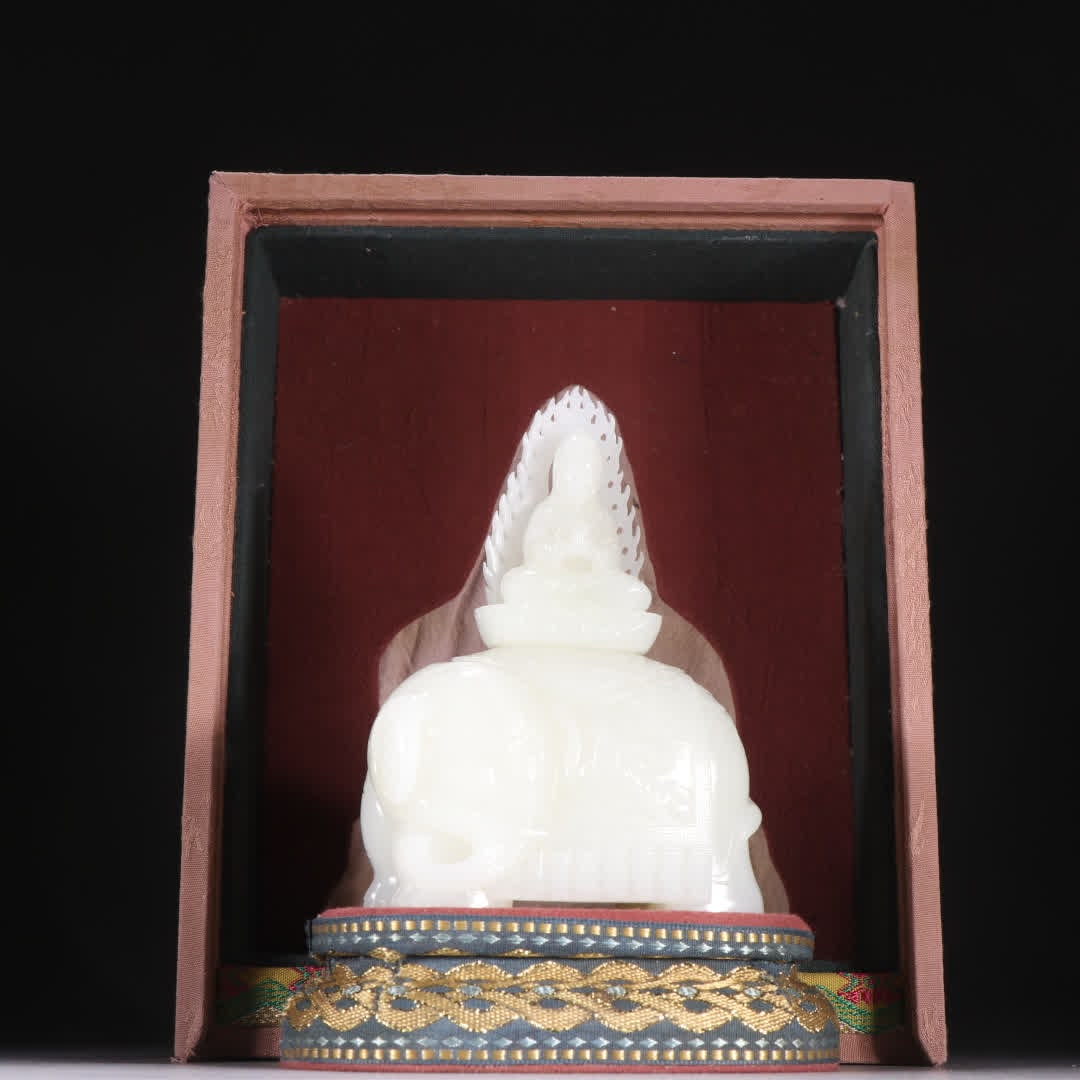 A seated statue of Samantabhadra Bodhisattva in Hetian jade from the Qing Dynasty: Qing Dynasty Hetian jade seated statue of Samantabhadra Bodhisattva SIZE: H:11.9cm W:8.5cm W:496.9g (The Dimensions Of All Batches Are Manually Measured.If You Need More Detailed Information, Please C
