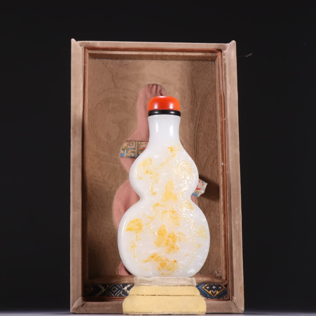 A Qing Dynasty Hetian jade seed jade intricately carved gourd snuff bottle: Qing Dynasty Hetian jade seed material skillfully carved gourd snuff bottle SIZE: H:11.3cm W:5.4cm W:176.1g (The Dimensions Of All Batches Are Manually Measured.If You Need More Detailed Information, 