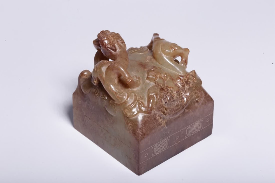 A piece from before the Ming dynasty, Hetian jade belt with a square seal with a chi-shaped knob: Pre-Ming Dynasty Hetian jade seal with incarnation chi knob square seal. This seal is carved from whole Hetian jade, with a warm, dense texture, mature patina throughout, and a natural brown infusion 