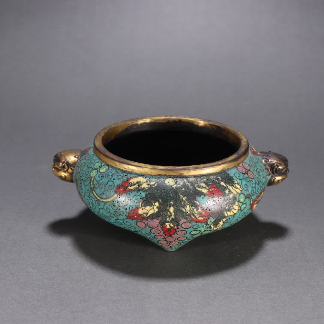 A Qing Dynasty bronze gilt cloisonne three-legged incense burner: Qing Dynasty gilt bronze cloisonne three-legged incense burner SIZE: H:6cm W:13.6cm W:843.8g (The Dimensions Of All Batches Are Manually Measured.If You Need More Detailed Information, Please Contact 