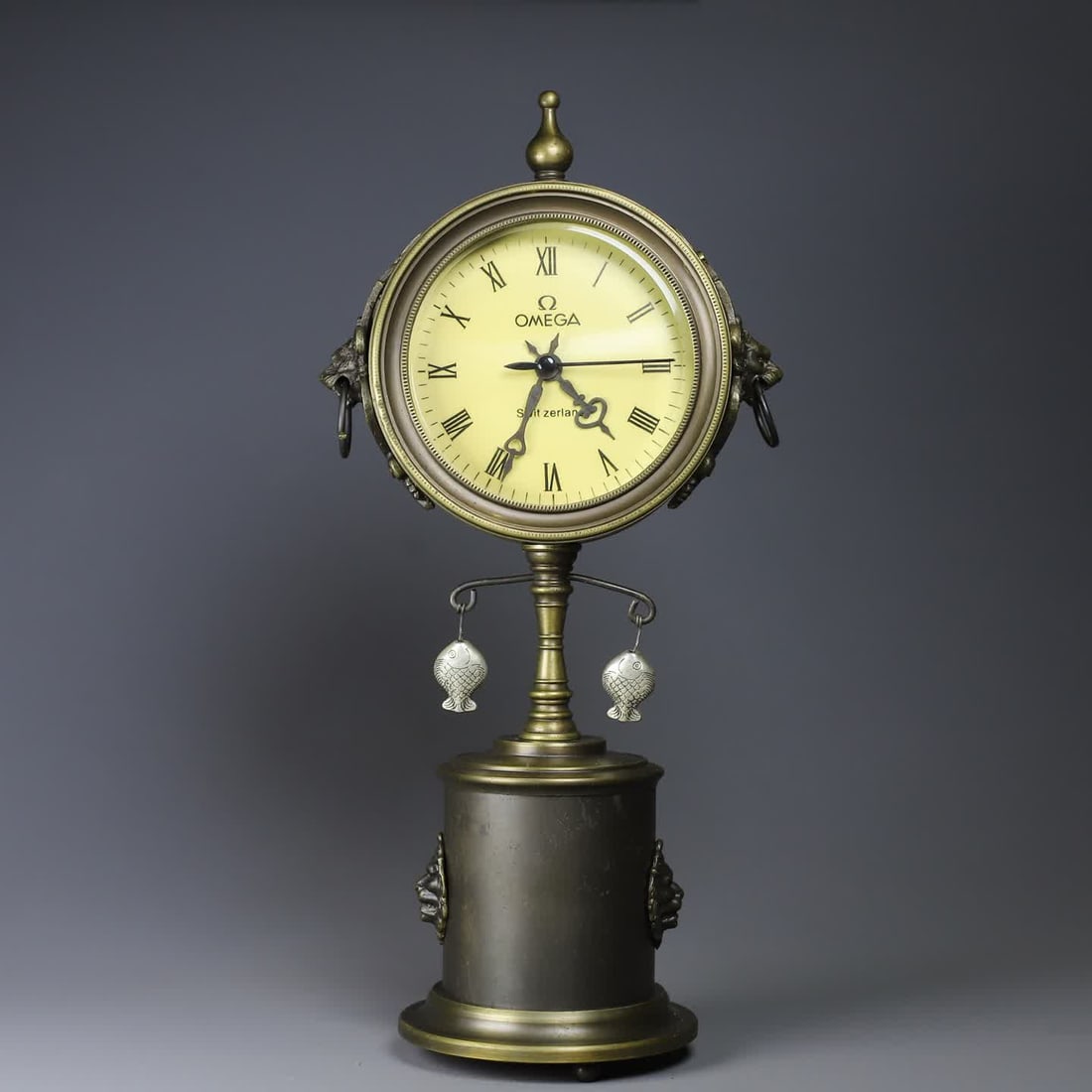 A late Qing dynasty bronze casting is like a fish timekeeping clock with a brain: In late Qing, copper casting was like fish timekeeping and a brain clock SIZE: L:13cm W:8cm H:28cm (The Dimensions Of All Batches Are Manually Measured.If You Need More Detailed Information, Please Co