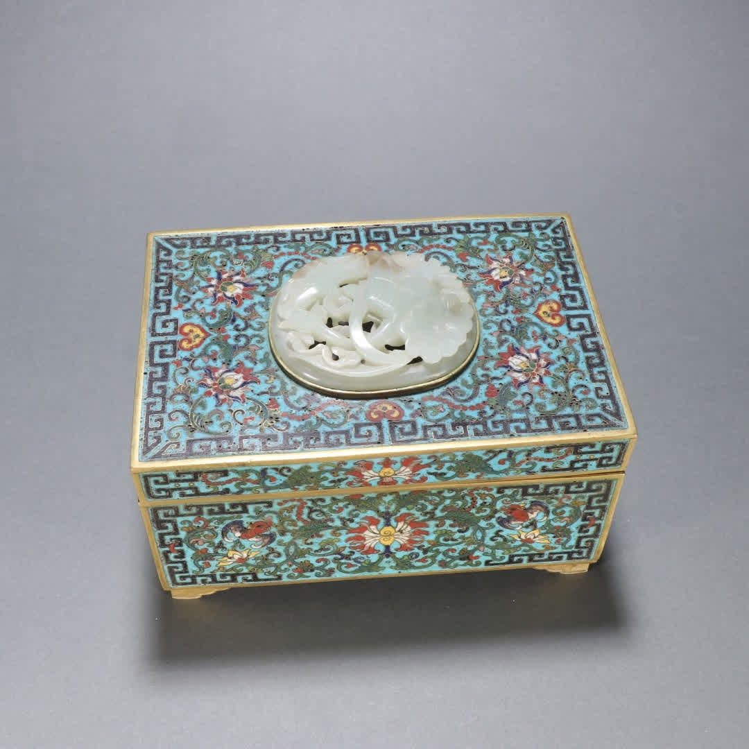 A Qing Dynasty copper gilt cloisonne inlaid jade lid box: Qing Dynasty Copper Gilded Cloisonne Inlaid Jade Lid Box SIZE: H:12cm W:18cm W:1940g (The Dimensions Of All Batches Are Manually Measured.If You Need More Detailed Information, Please Contact Our Cust