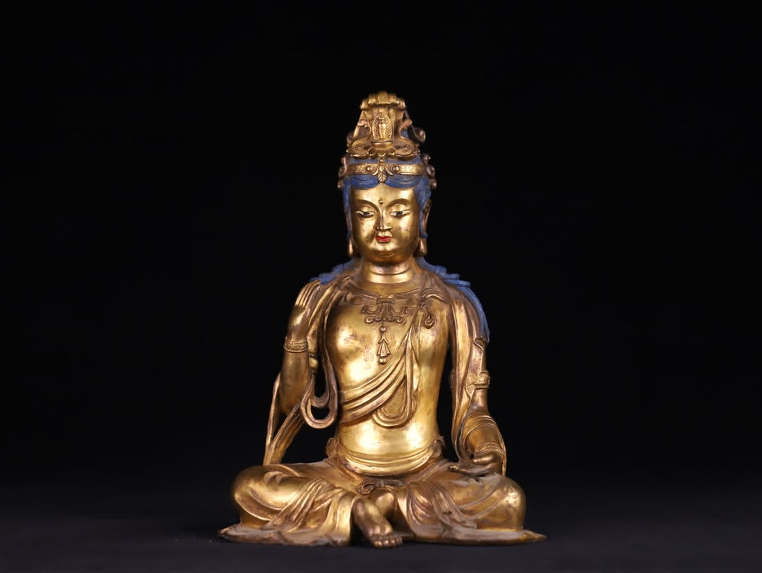 A Liao Dynasty gilt bronze seated Guanyin statue: Liao Dynasty gilt bronze seated Guanyin statue uses a fully gilded copper body, with a thick and full gold wash, maintaining a warm and luxurious luster even after a thousand years; The crown is a typ