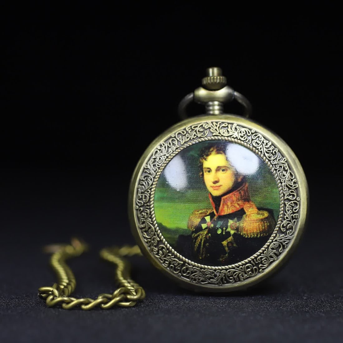 A pocket watch of a late Qing European figure (1 of 9)