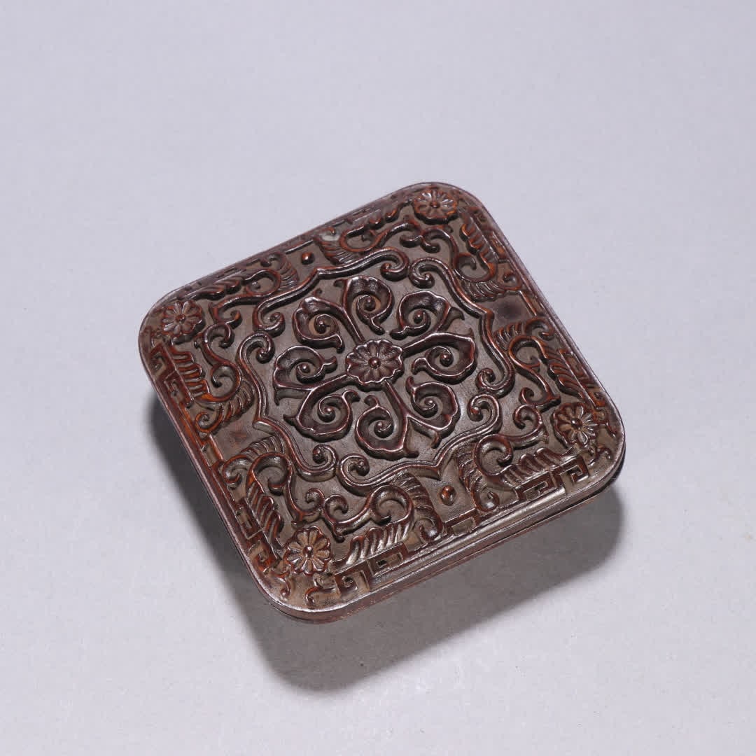 A Qing Dynasty small-leaf rosewood floral pattern lid box (1 of 7)