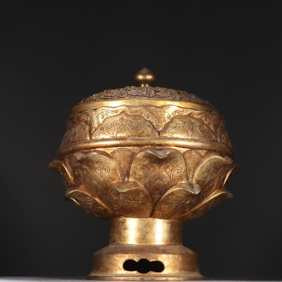 One gilt copper lotus-shaped incense burner: A gilded copper lotus-shaped incense burner SIZE: H:18cm W:15.5cm W:766.3g (The Dimensions Of All Batches Are Manually Measured.If You Need More Detailed Information, Please Contact Our Customer Servi