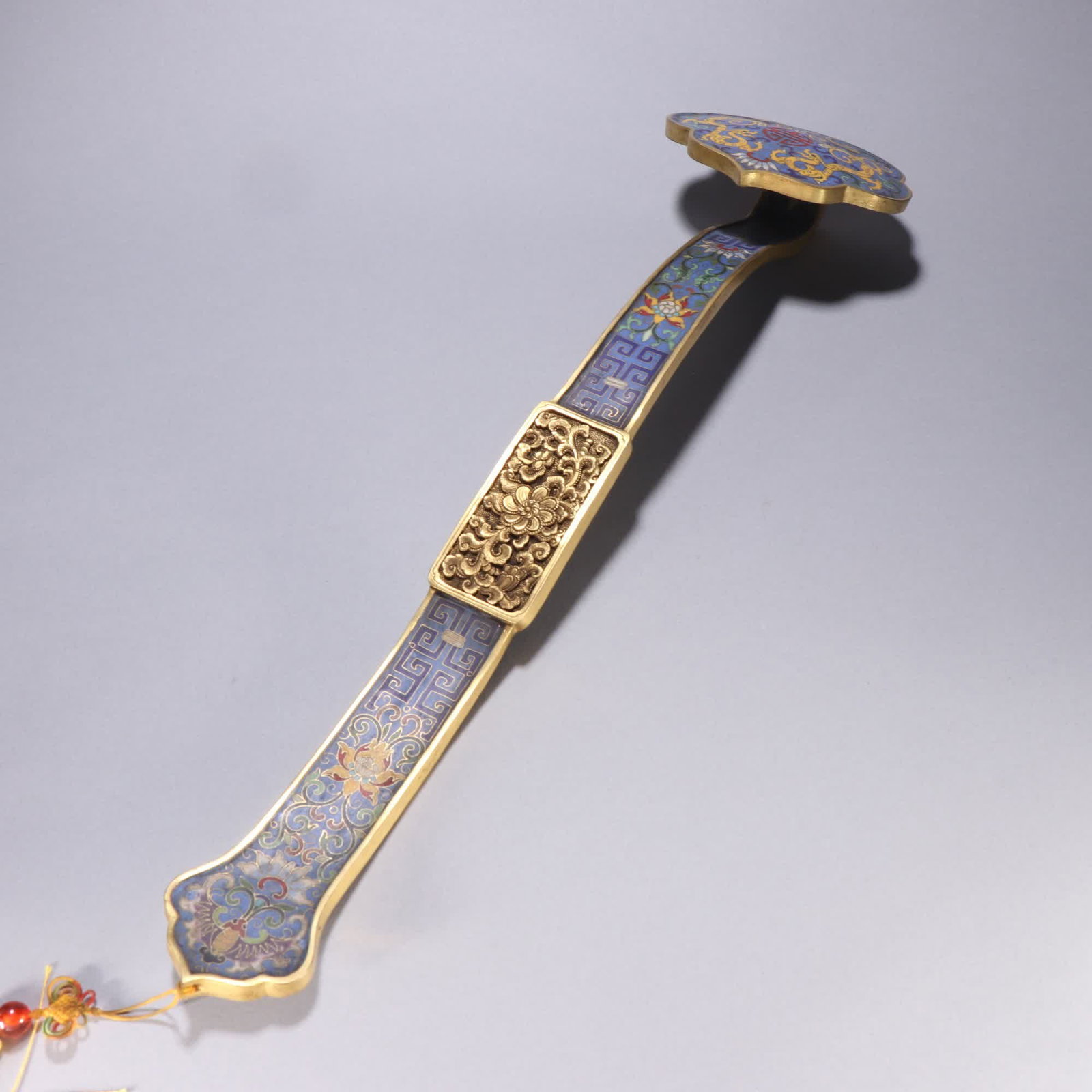 A Qing Dynasty bronze gilt cloisonne dragon pattern ruyi handle: Qing Dynasty bronze gilt cloisonne dragon pattern ruyi handle SIZE: L:49.5cm W:12.6cm W:1183.7g (The Dimensions Of All Batches Are Manually Measured.If You Need More Detailed Information, Please Conta