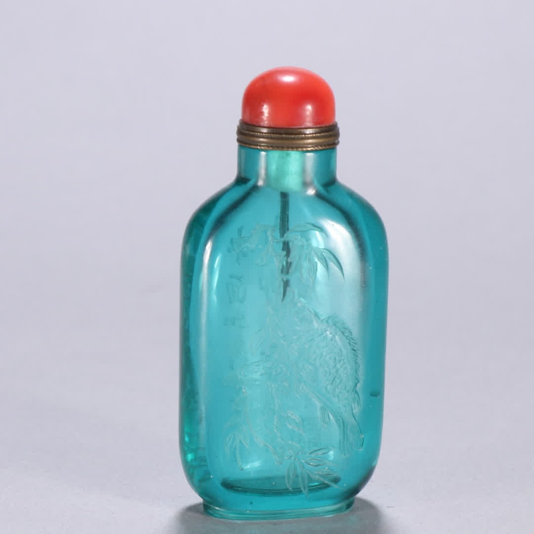 A Qing Dynasty glass snuff bottle with double fish motif: Qing Dynasty glass snuff bottle with double fish pattern poetry SIZE: H:8.8cm W:4cm W:92.7g (The Dimensions Of All Batches Are Manually Measured.If You Need More Detailed Information, Please Contact O