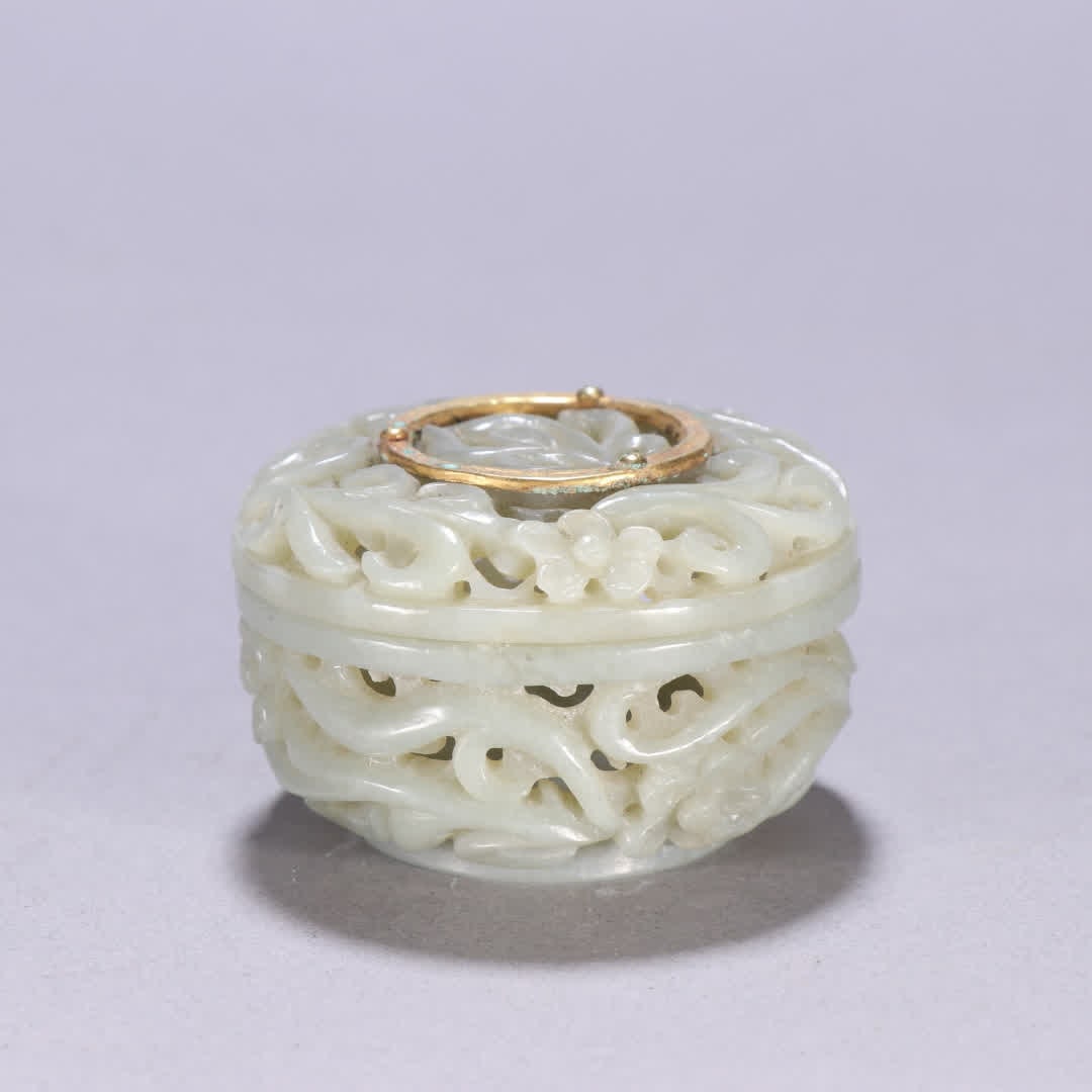 A Liao gold Hetian jade entwined floral lid box wrapped in gold: Liao Jin Hetian jade entwined floral lid box SIZE: H:3.6cm W:5.6cm W:80.7g (The Dimensions Of All Batches Are Manually Measured.If You Need More Detailed Information, Please Contact Our Customer Servi