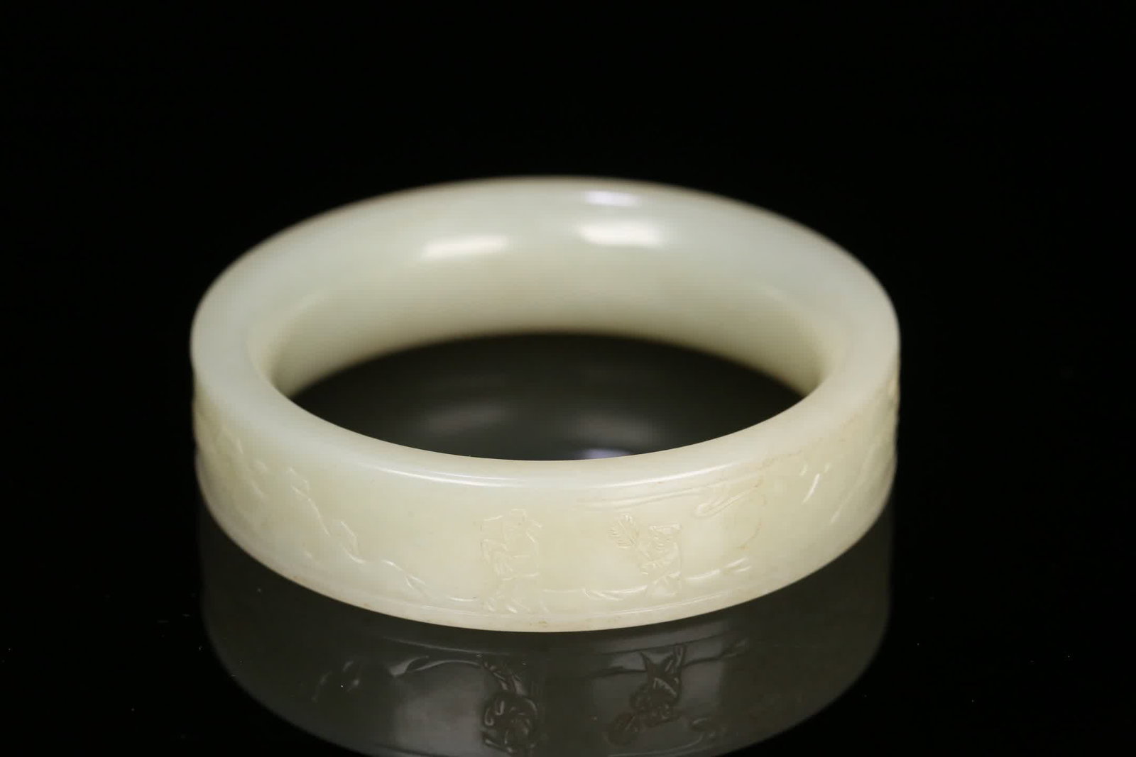 A Qing Dynasty Hetian jade figure landscape bracelet (1 of 9)