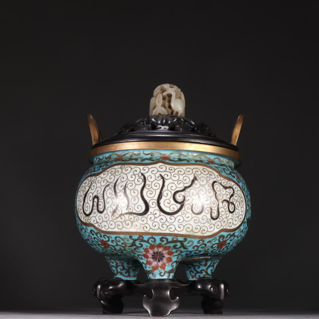 A Qing Dynasty gilt bronze cloisonne Awen three-legged incense burner: Qing Dynasty Gilt Bronze Cloisonne Awen Three-Legged Incense Burner SIZE: H:21.5cm W:15.2cm W:1242.4g (The Dimensions Of All Batches Are Manually Measured.If You Need More Detailed Information, Please