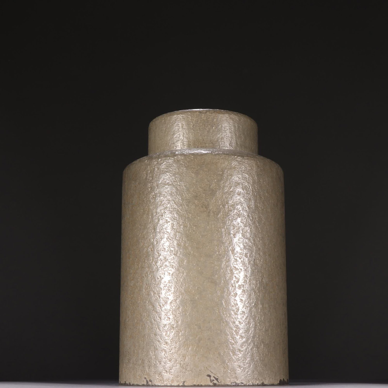 One tin-carved tea canister made by Zang Maoju: Zang Maoju made tin-carved tea cans SIZE: H:19cm W:11.2cm W:1110.1g (The Dimensions Of All Batches Are Manually Measured.If You Need More Detailed Information, Please Contact Our Customer Service Befo
