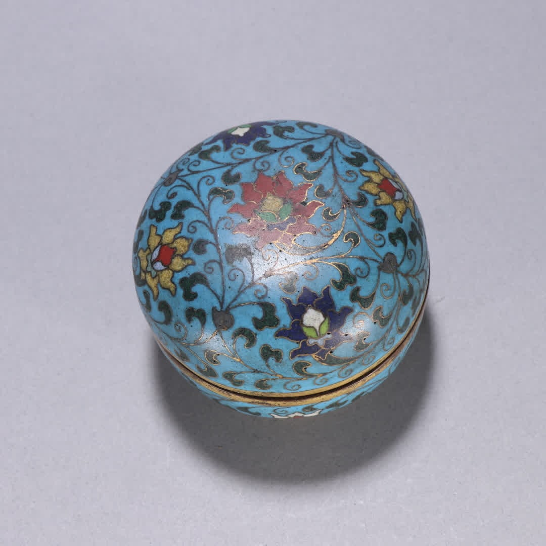 A Ming Dynasty gilt cloisonne lid box with entwined lotus branches and entwined lotus patterns: Ming Dynasty gilt bronze cloisonne lotus pattern lid box SIZE: H:5.5cm W:7.3cm W:290g (The Dimensions Of All Batches Are Manually Measured.If You Need More Detailed Information, Please Contact Our Cus