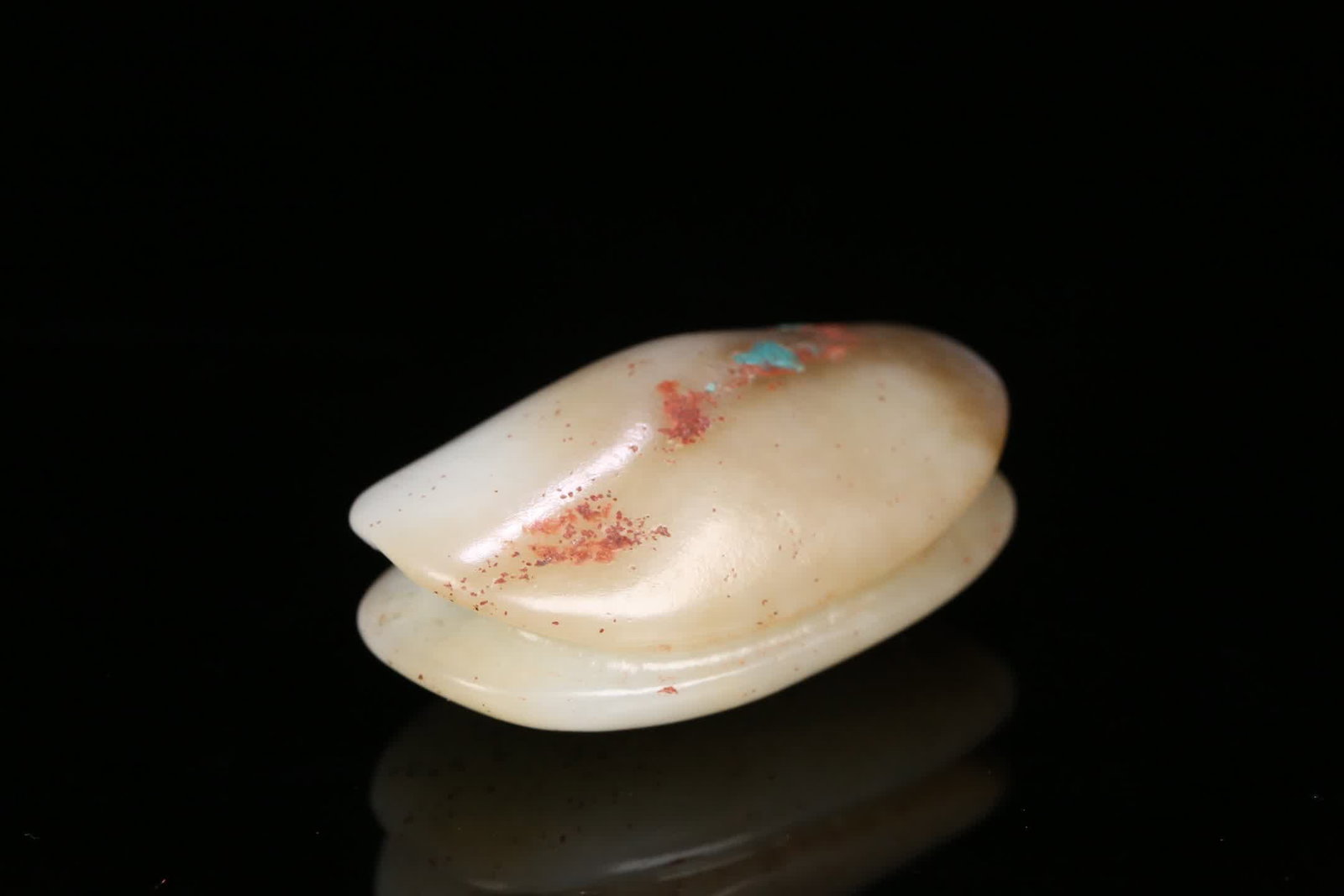 A Hetian jade piece known as "the richest under heaven.": Hetian jade "richest in the world" piece SIZE: 4.5x2.8x2.2cm W:43g (The Dimensions Of All Batches Are Manually Measured.If You Need More Detailed Information, Please Contact Our Customer Service Befor
