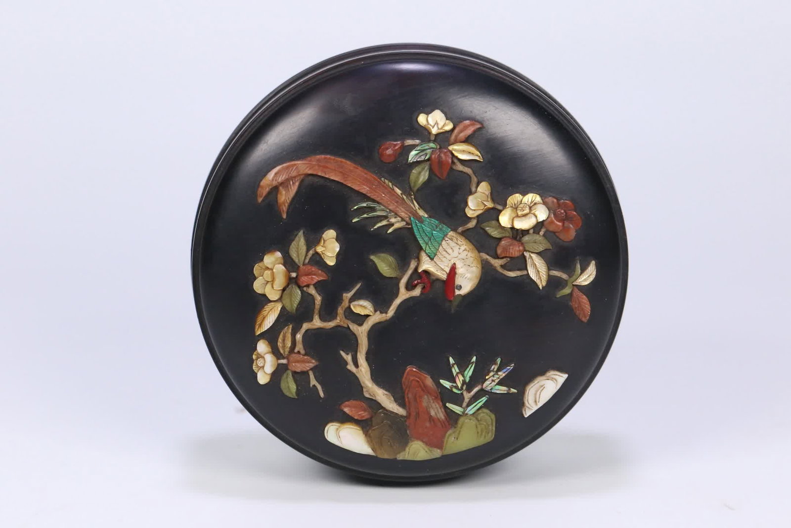 A Qing Dynasty Zitan Baibao inlaid lid box with "Joy Brings to the Brows.": Qing Dynasty Zitan Baibao Inlaid "Joy Brings to the Brows" lid box SIZE: 11x6cm W:343.8g (The Dimensions Of All Batches Are Manually Measured.If You Need More Detailed Information, Please Contact Our 