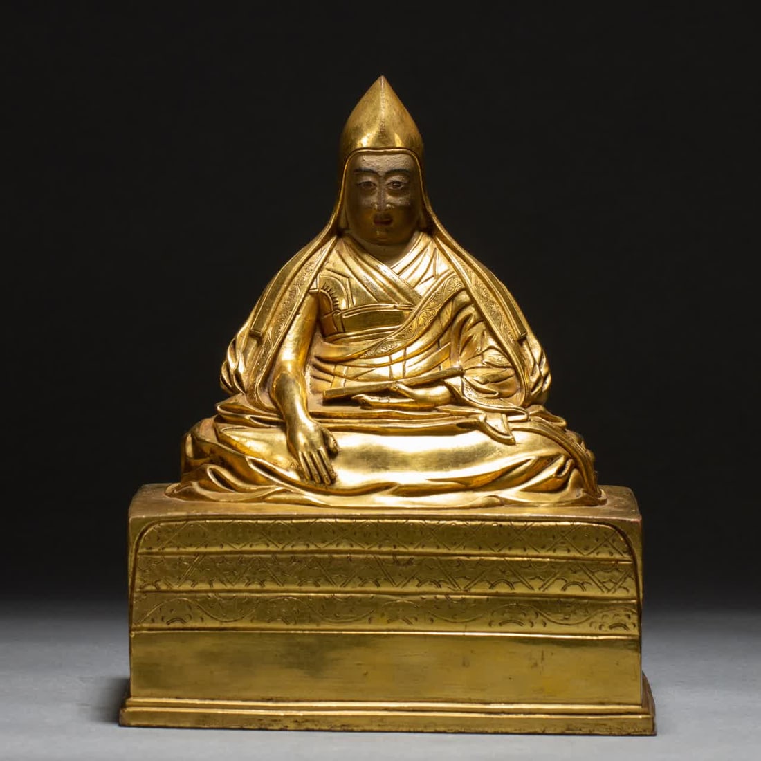 A Qing Dynasty gilt bronze Buddha statue: A gilt bronze Buddha statue from the Qing Dynasty SIZE: L:15cm W:11cm H:18cm W:2670g (The Dimensions Of All Batches Are Manually Measured.If You Need More Detailed Information, Please Contact Our Cust