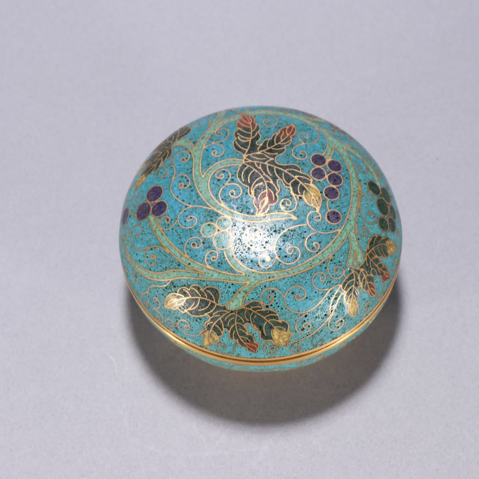 A Qing Dynasty copper gilt cloisonne grape pattern lidd box: Qing Dynasty copper gilt cloisonne grape pattern lid box SIZE: H:5cm W:8.4cm W:260g (The Dimensions Of All Batches Are Manually Measured.If You Need More Detailed Information, Please Contact Our Custo