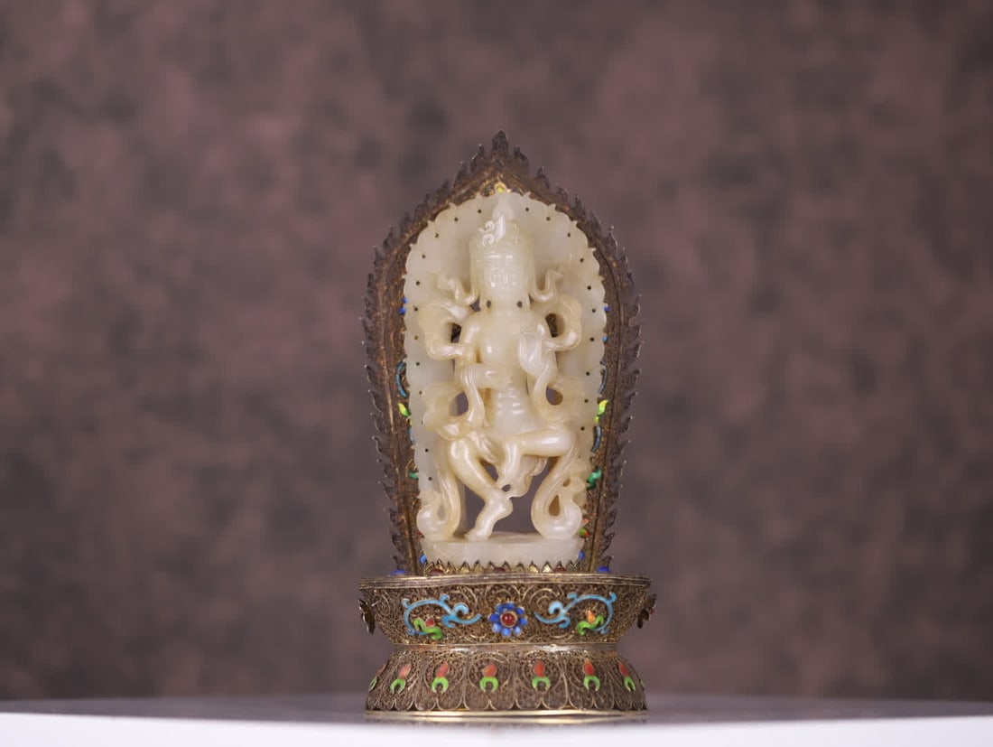 A Qing Dynasty crabapple-style bronze incense burner: Qing Dynasty Begonia-style Bronze Incense Burner: The core deity is a Hetian jade carved Vajra Haimu figure; The exterior is paired with silver-gilt filigree floral backlighting (hollowed-out entwined