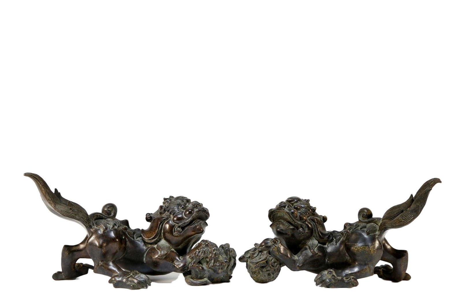 A pair of finely made bronze lions (1 of 7)