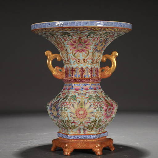 A FamilleRose GreenGround 'Flower' Vase (18582) on Dec 13, 2022