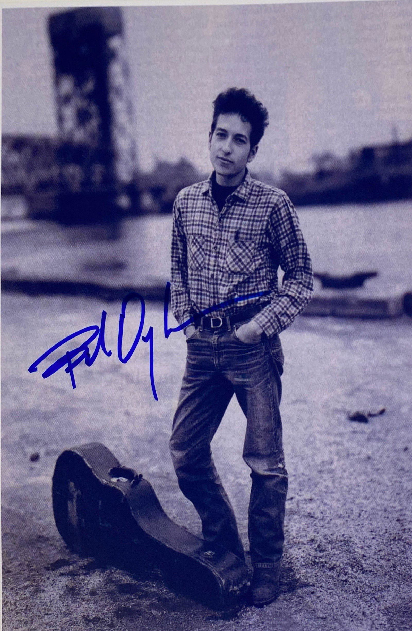 Autograph Signed Bob Dylan Photo: Autograph Name(s): Bob DylanProduct Category: 8 x 10 Genuie Autographed Photo Product Condition: Very Good We offer combined shipping and ship worldwide.Please read terms and condition regarding to po