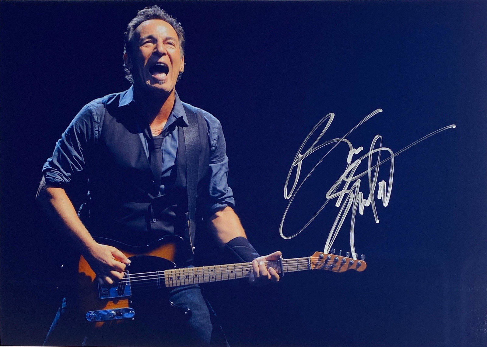 Autograph Signed Bruce Springsteen Photo: Autograph Name(s): Bruce SpringsteenProduct Category: 8 x 10 Genuie Autographed Photo Product Condition: Very Good We offer combined shipping and ship worldwide.Please read terms and condition regardi
