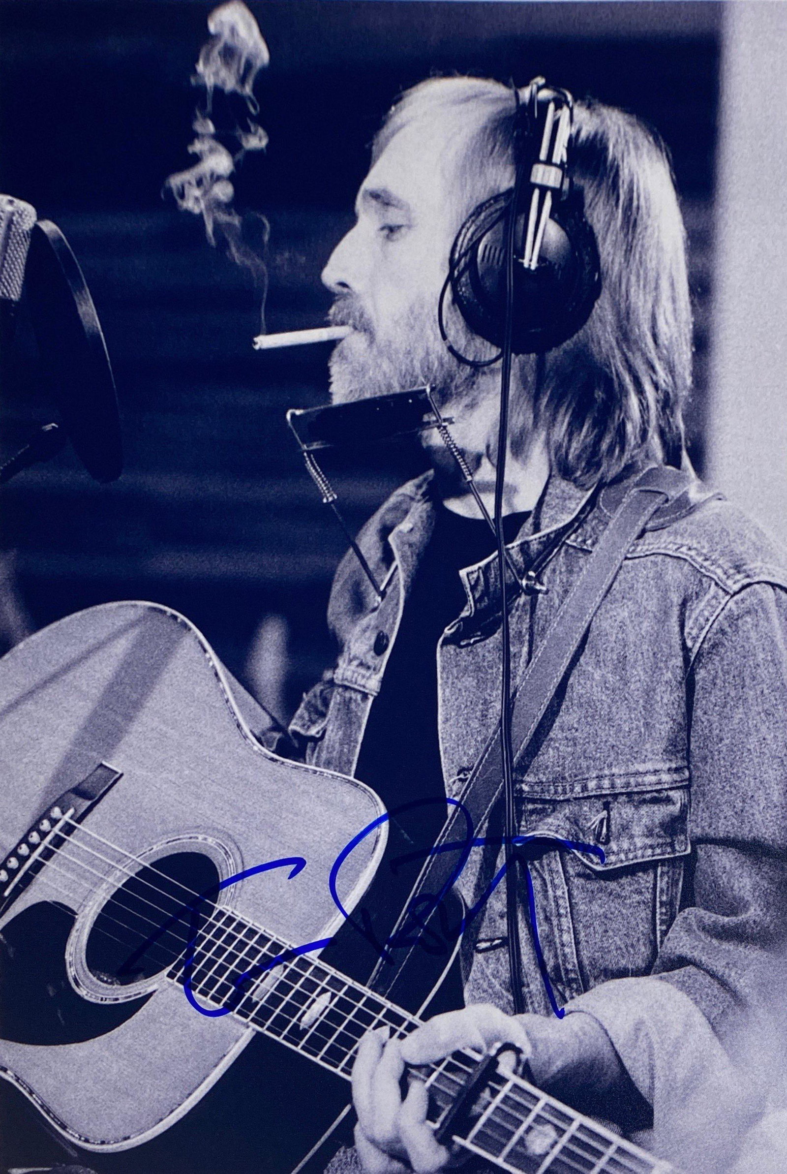 Autograph Signed Tom Petty Photo: Autograph Name(s): Tom PettyProduct Category: 8 x 10 Genuie Autographed Photo Product Condition: Very Good We offer combined shipping and ship worldwide.Please read terms and condition regarding to po