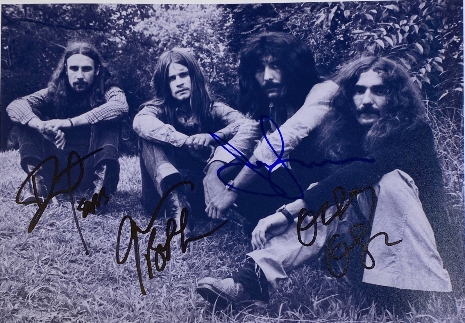 Autograph Signed Black Sabbath Photo: Autograph Name(s): Ozzy Osbourne, Tony Iommi, Geezer Butler, Bill WardProduct Category: 8 x 10 Genuie Autographed Photo Product Condition: Very Good We offer combined shipping and ship worldwide.Pleas