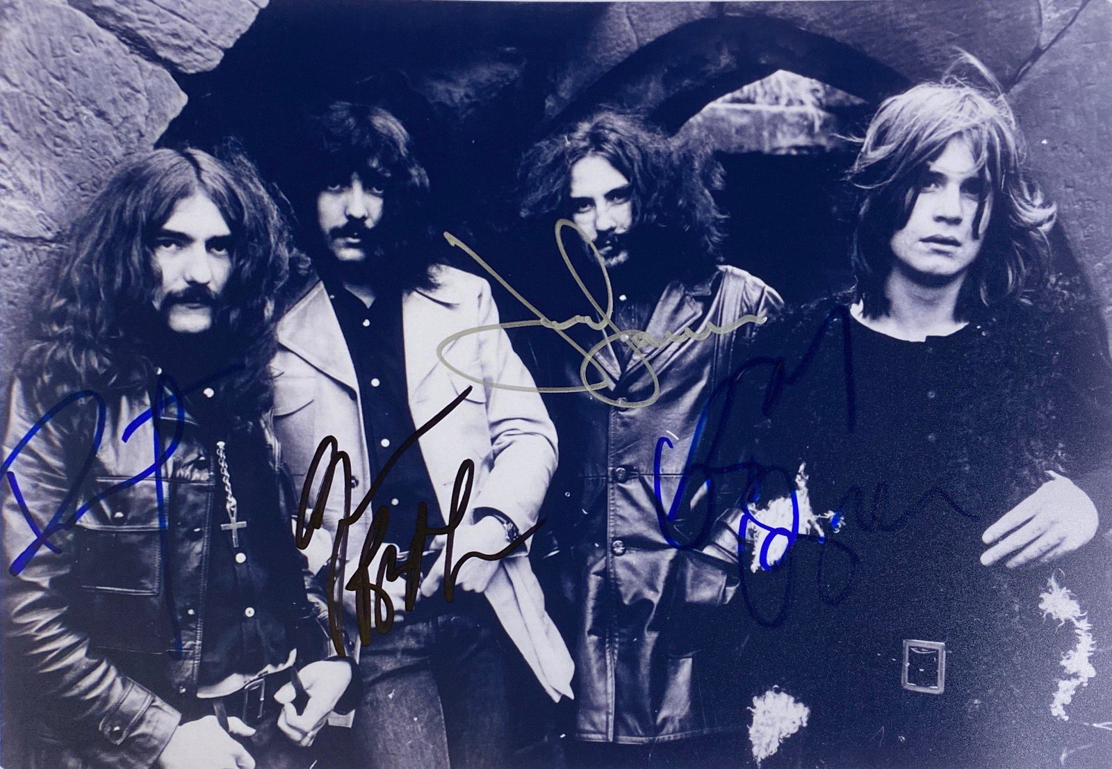 Autograph Signed Black Sabbath Photo: Autograph Name(s): Ozzy Osbourne, Tony Iommi, Geezer Butler, Bill WardProduct Category: 8 x 10 Genuie Autographed Photo Product Condition: Very Good We offer combined shipping and ship worldwide.Pleas