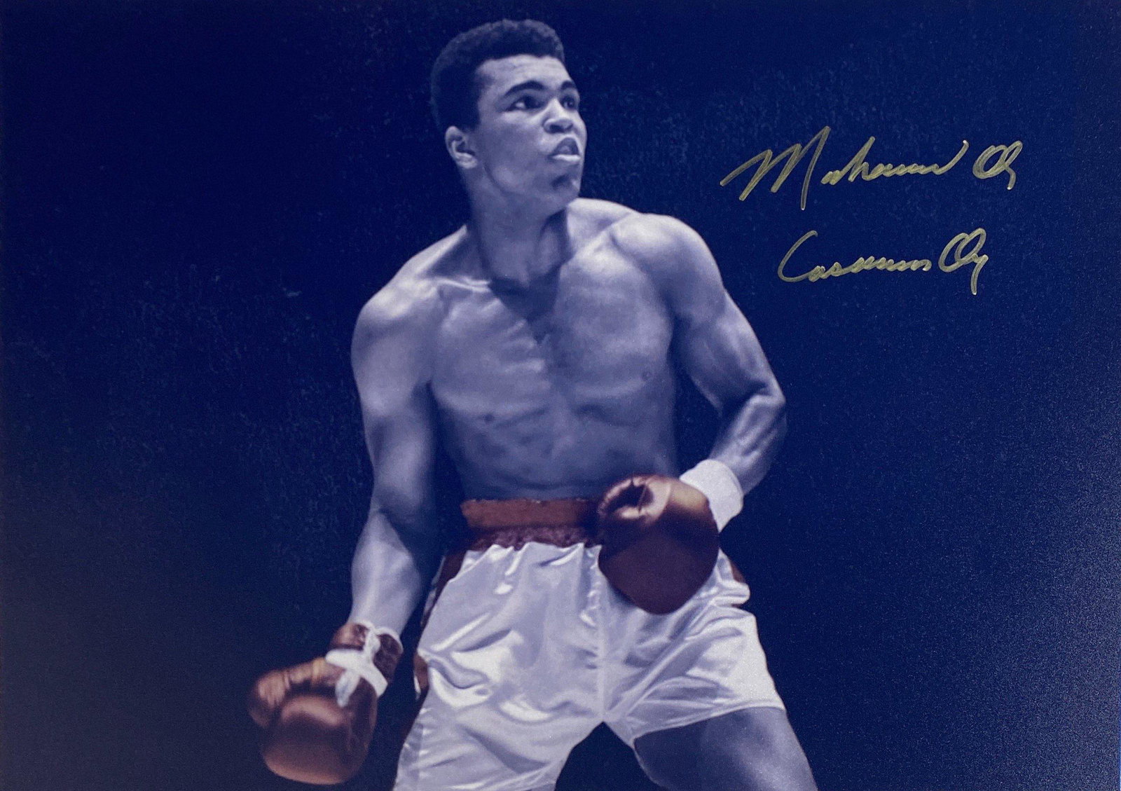 Autograph Signed Muhammad Ali Photo: Autograph Name(s): Muhammad AliProduct Category: 8 x 10 Genuie Autographed Photo Excellent Condition and Certified We offer combined shipping and ship worldwide.Please read terms and condition regardi