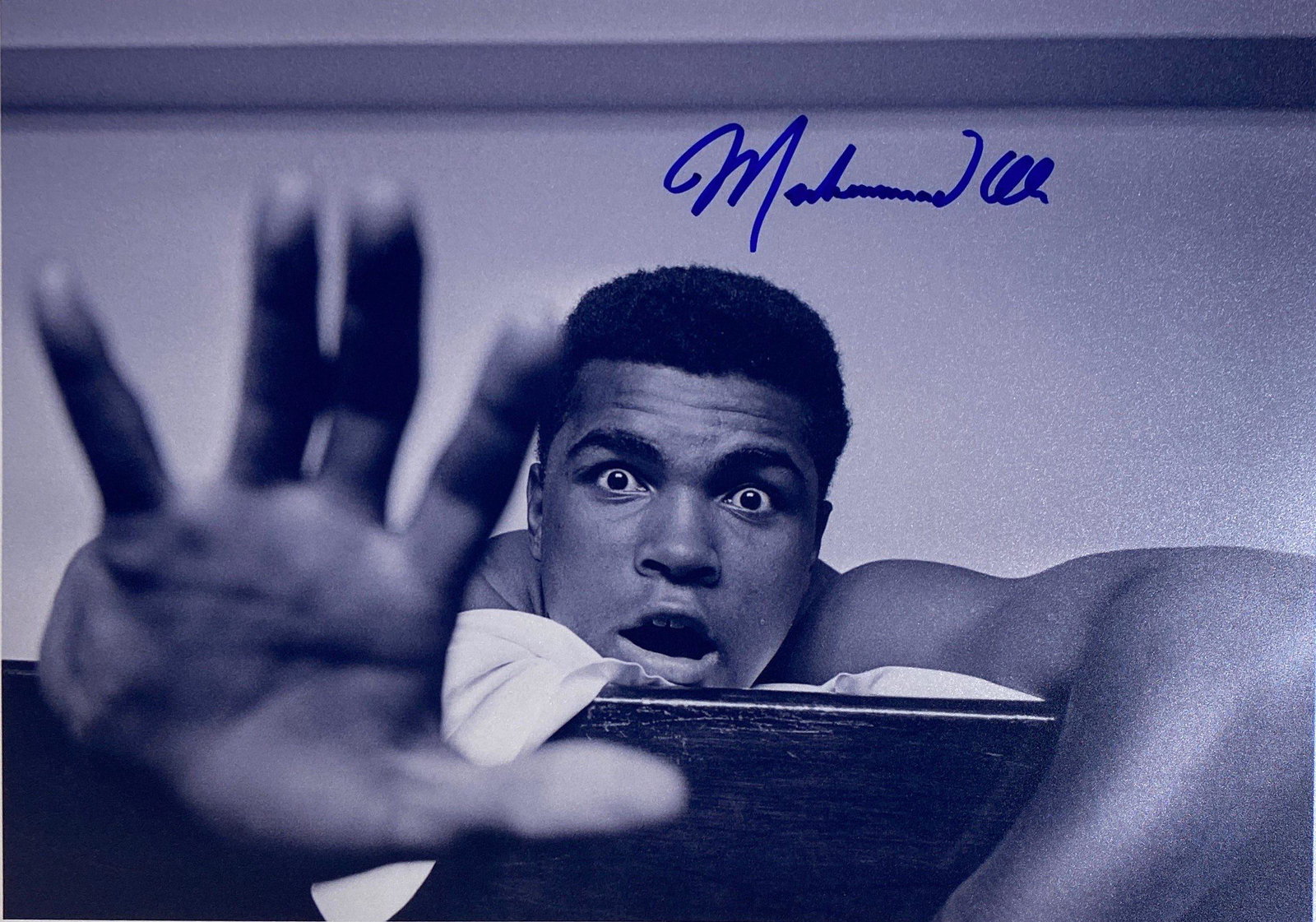 Autograph Signed Muhammad Ali Photo: Autograph Name(s): Muhammad AliProduct Category: 8 x 10 Genuie Autographed Photo Excellent Condition and Certified We offer combined shipping and ship worldwide.Please read terms and condition regardi