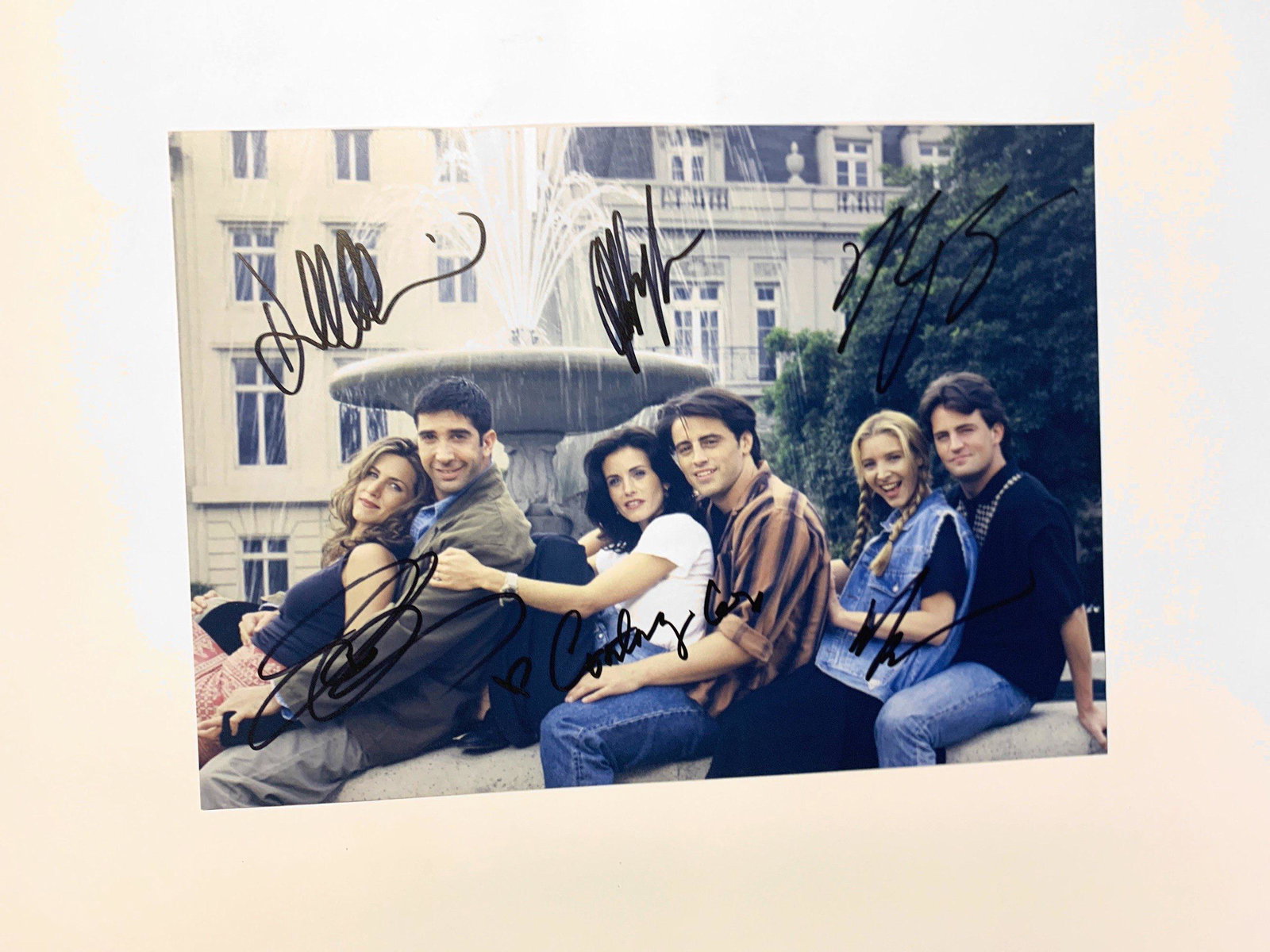 Autograph Signed FRIENDS Photo: Autograph Name(s): Jennifer Aniston, Courteney Cox, Lisa Kudrow, Matt LeBlanc, Matthew Perry, David SchwimmerProduct Category: 8 x 10 Genuie Autographed Photo Excellent Condition and Certified We offe
